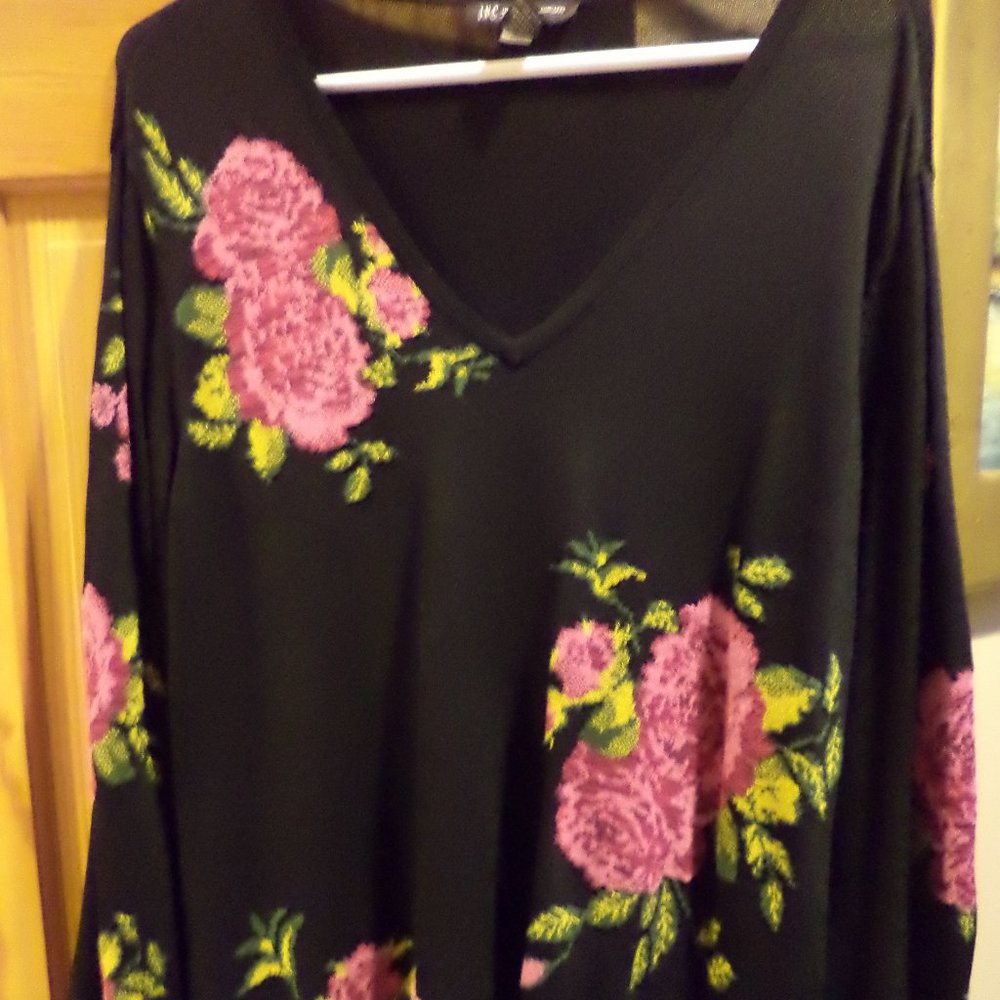 🌻💐🌸INC Woman's Black V-Neck Sweater Brilliant Rose Accents~Size:1X